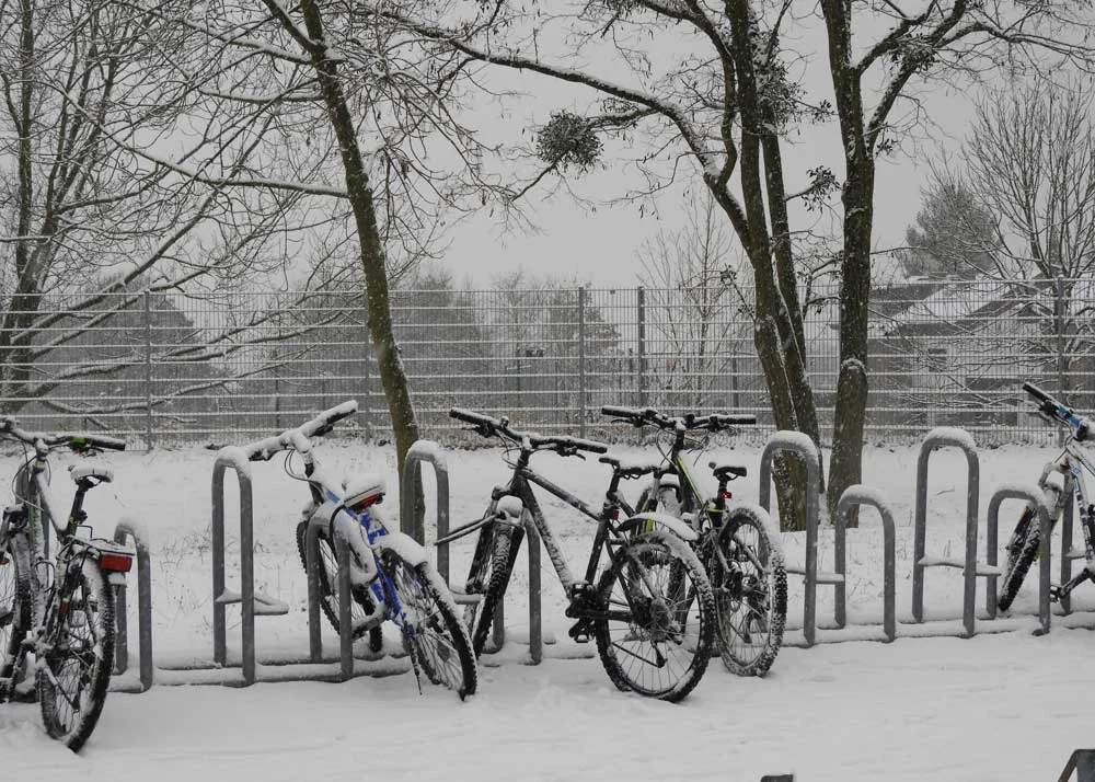 Fahrräder im Schnee