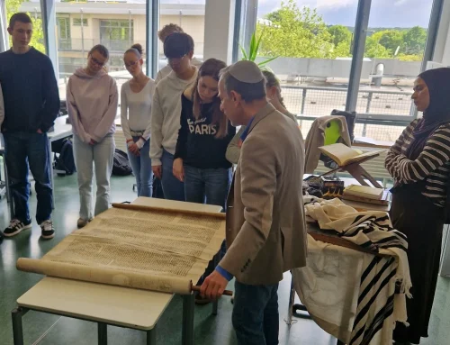 Schulbesuch von meet2respect im Religionsunterricht der 10. Klasse