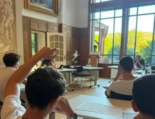 Schülerinnen und Schüler debattieren im Kronberger Parlament